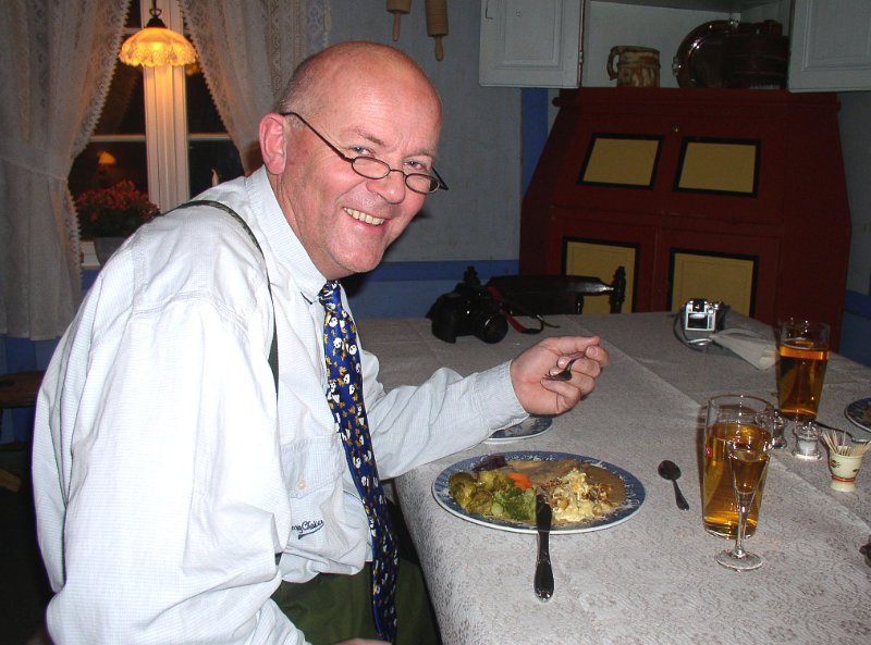 040 2004_004.jpg - Bergul Dag med elgsteik, øl og akevitt. Perfekt Bergulsk måltid        